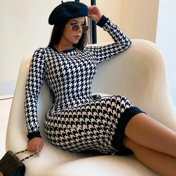 Élégante robe midi classique Veronique pour un style intemporel