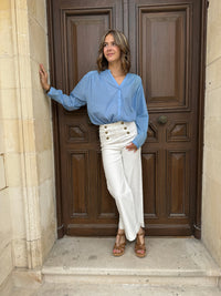 Élégant pantalon blanc à taille haute pour femmes, au design évasé et décontracté et aux boutons dorés élégants
