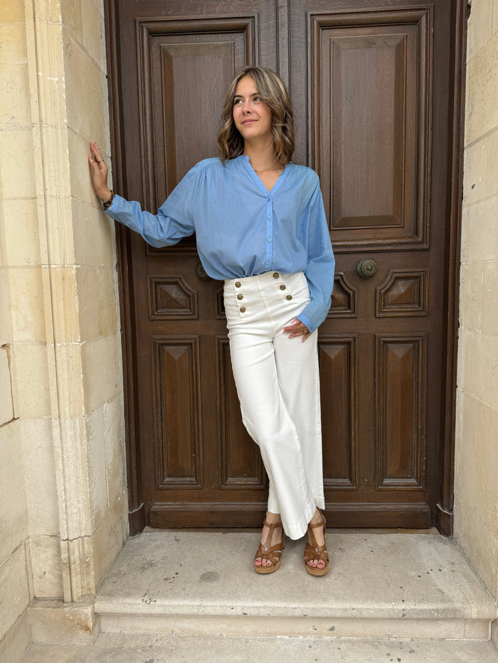 Élégant pantalon blanc à taille haute pour femmes, au design évasé et décontracté et aux boutons dorés élégants