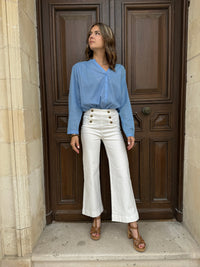 Élégant pantalon blanc à taille haute pour femmes, au design évasé et décontracté et aux boutons dorés élégants