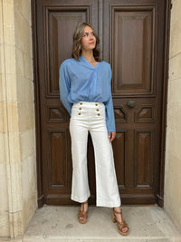 Élégant pantalon blanc à taille haute pour femmes, au design évasé et décontracté et aux boutons dorés élégants