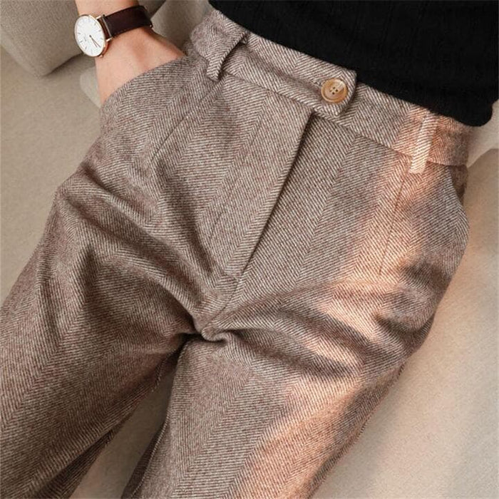Élégant pantalon de tailleur pour femme, imprimé à chevrons.