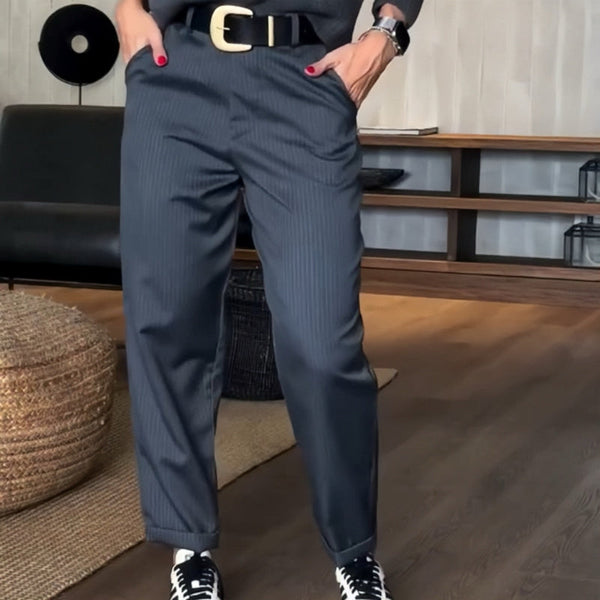 Élégant pantalon à pinces pour femme - tenue de bureau ajustée pour un look élégant