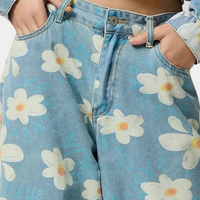 Pantalon en denim bleu pour femme avec un large imprimé floral pour un look frais et branché