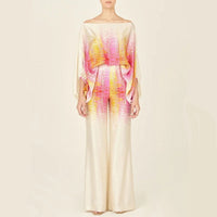 Luxueux ensemble 2 pièces en satin, composé d'un élégant haut à épaules découvertes et d'un pantalon à jambes larges pour un look élégant