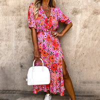 Élégante robe midi à fleurs pour femmes avec col en V, manches courtes bouffantes, taille cintrée et jupe évasée pour un look chic