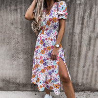 Élégante robe midi à fleurs pour femmes avec col en V, manches courtes bouffantes, taille cintrée et jupe évasée pour un look chic