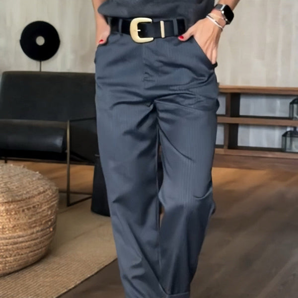 Élégant pantalon à pinces pour femme - tenue de bureau ajustée pour un look élégant