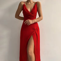 Robe élégante en satin luxueux avec décolleté en V sophistiqué et fente élégante