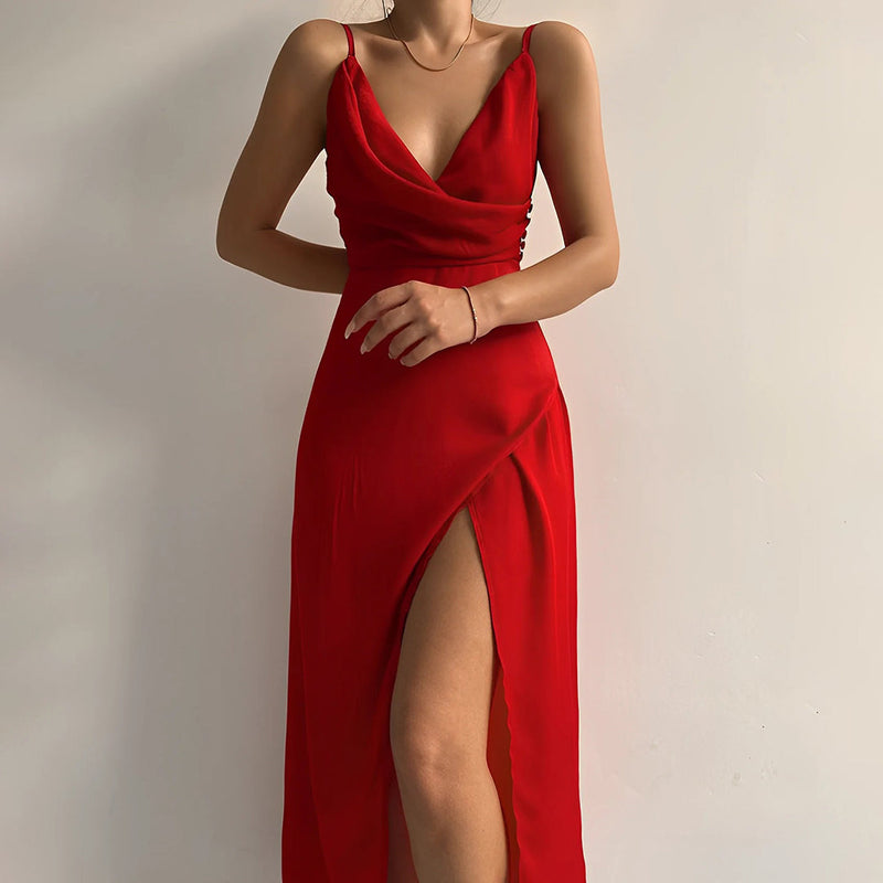 Robe élégante en satin luxueux avec décolleté en V sophistiqué et fente élégante