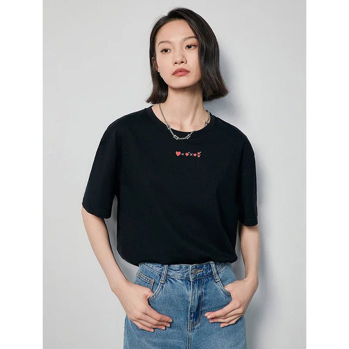 T-shirt féminin élégant avec des détails de broderie uniques pour un look stylé