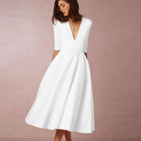 Robe midi élégante avec décolleté en V et jupe volumineuse pour un look élégant.