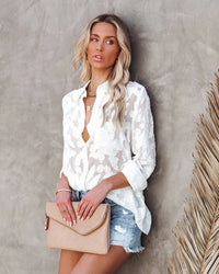 Élégante blouse transparente à imprimé floral pour femmes - tenue décontractée légère et élégante en blanc