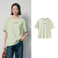 T-shirt féminin élégant avec des détails de broderie uniques pour un look stylé