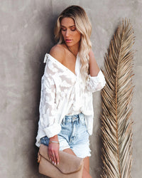 Élégante blouse transparente à imprimé floral pour femmes - tenue décontractée légère et élégante en blanc