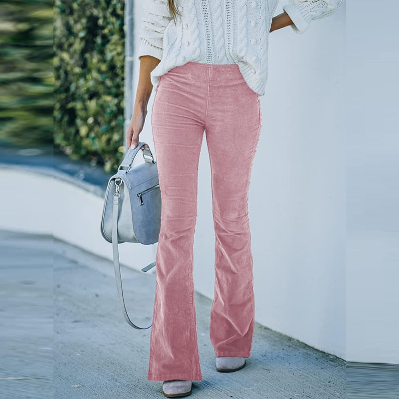 Élégant pantalon en velours côtelé évasé pour femmes, avec une coupe flatteuse grâce à son élasticité.