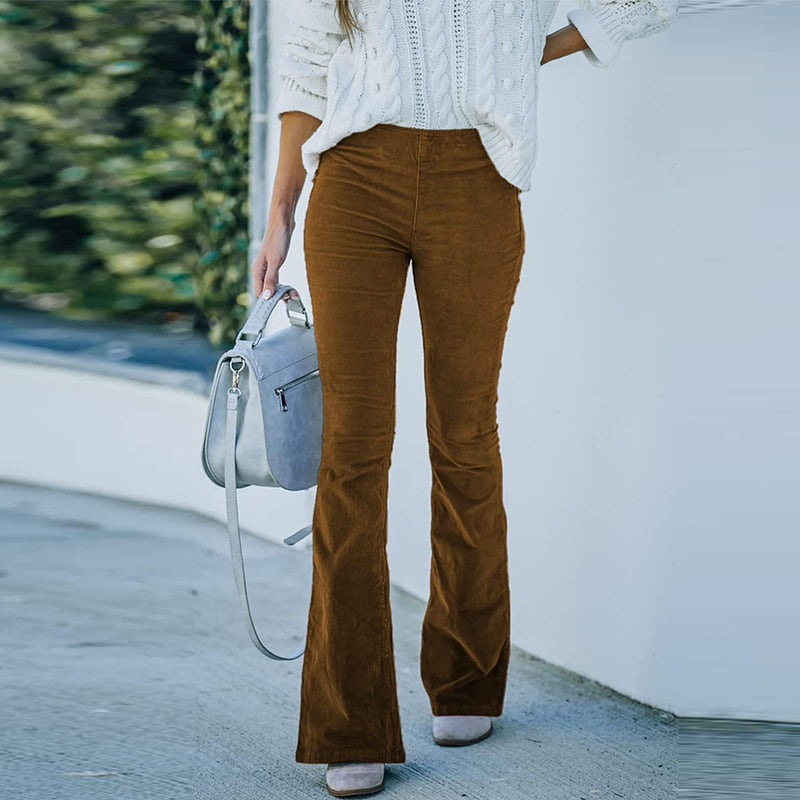 Élégant pantalon en velours côtelé évasé pour femmes, avec une coupe flatteuse grâce à son élasticité.