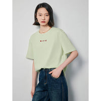 T-shirt féminin élégant avec des détails de broderie uniques pour un look stylé