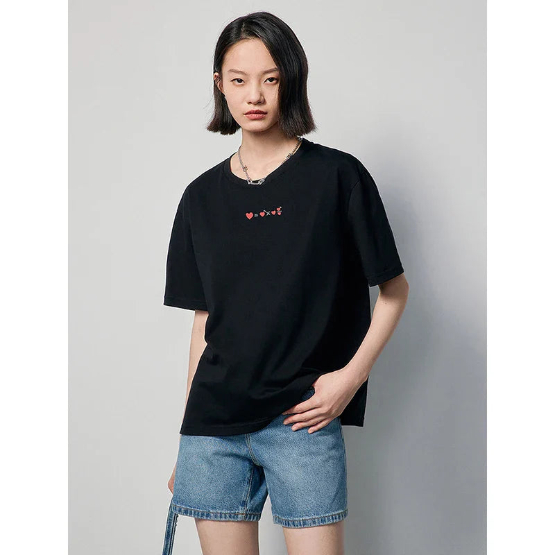 T-shirt féminin élégant avec des détails de broderie uniques pour un look stylé