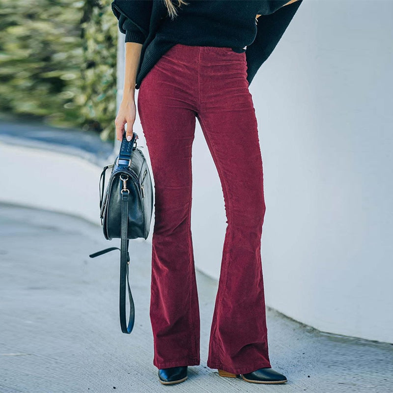 Élégant pantalon en velours côtelé évasé pour femmes, avec une coupe flatteuse grâce à son élasticité.