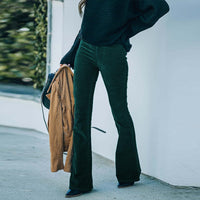 Élégant pantalon en velours côtelé évasé pour femmes, avec une coupe flatteuse grâce à son élasticité.