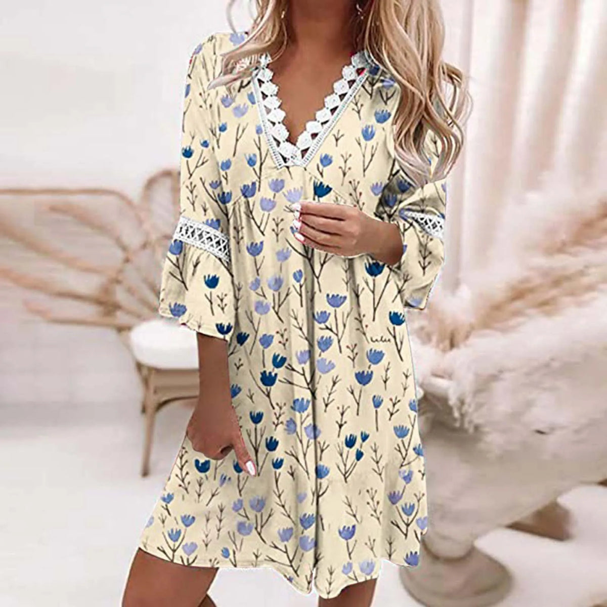 Robe élégante à motif floral avec décolleté en V