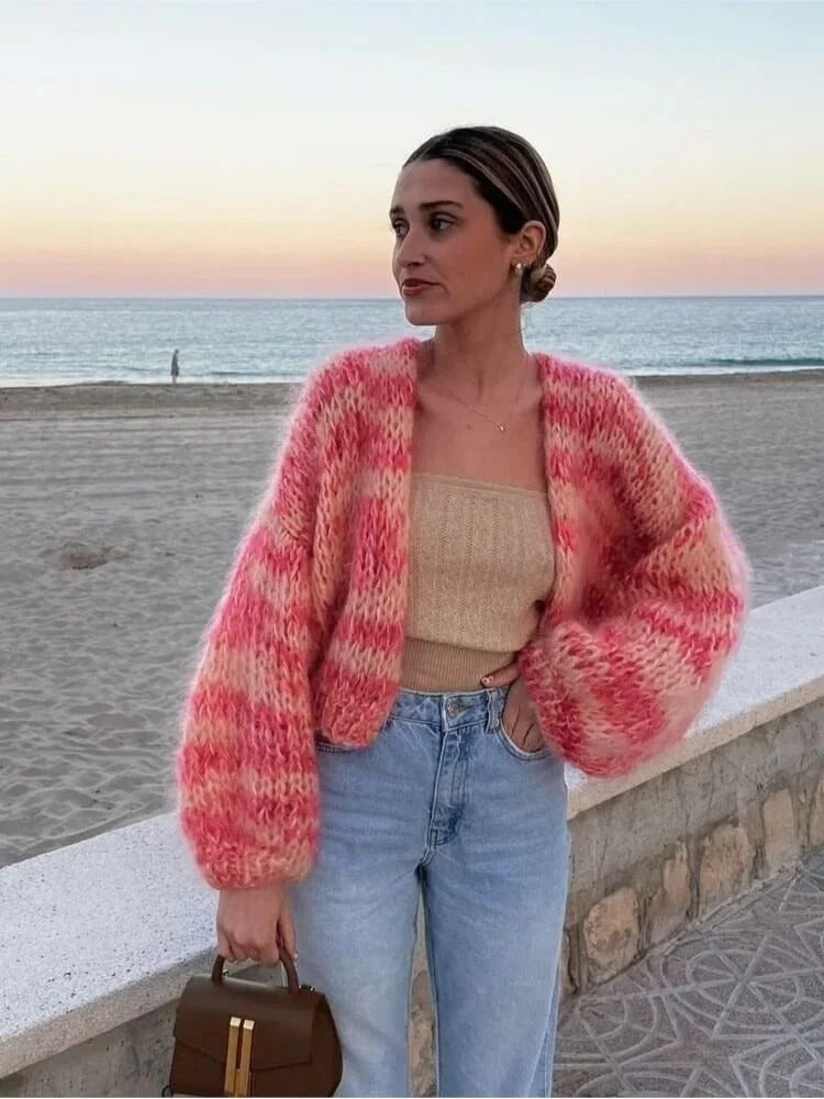 Cardigan court en tricot coloré à manches bouffantes pour femmes Aleta - un must en matière de style et de confort