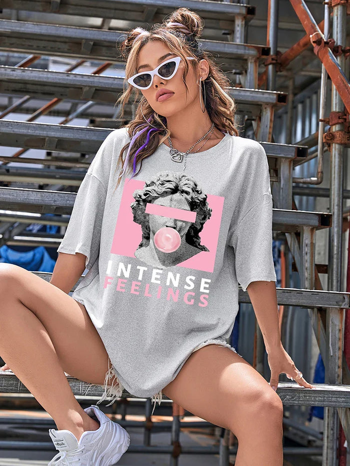 T-shirt graphique élégant avec le texte accrocheur "sentiments intenses" pour un look fort