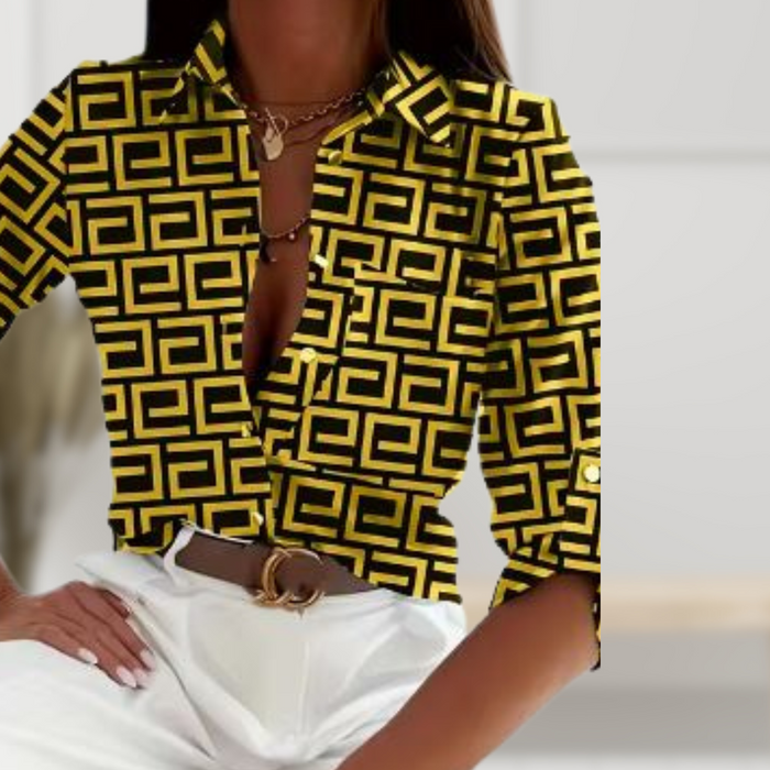 Chemise élégante pour femmes avec un motif grec unique - top imprimé élégant pour un look sophistiqué
