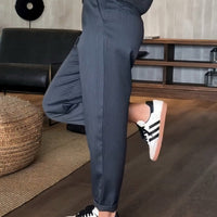Élégant pantalon à pinces pour femme - tenue de bureau ajustée pour un look élégant
