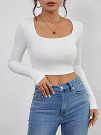 Top crop à manches longues en côtes pour un look élégant et féminin