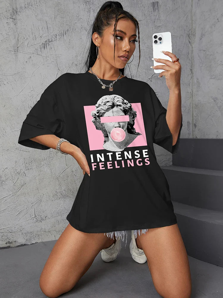 T-shirt graphique élégant avec le texte accrocheur "sentiments intenses" pour un look fort