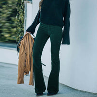 Élégant pantalon en velours côtelé évasé pour femmes, avec une coupe flatteuse grâce à son élasticité.