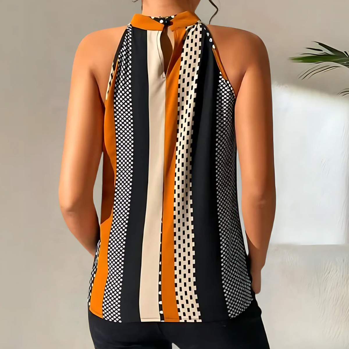 Top noir tendance à dos nu - Chemisier féminin stylé pour un look chic