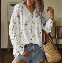Élégant t-shirt à manches longues pour femmes avec imprimé floral blanc pour un look élégant