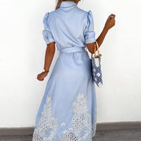 Robe bleue brodée avec des détails élégants pour un style polyvalent