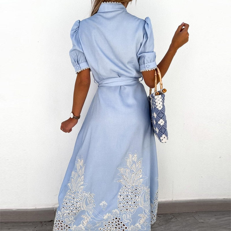 Robe bleue brodée avec des détails élégants pour un style polyvalent