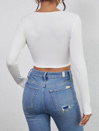 Top crop à manches longues en côtes pour un look élégant et féminin