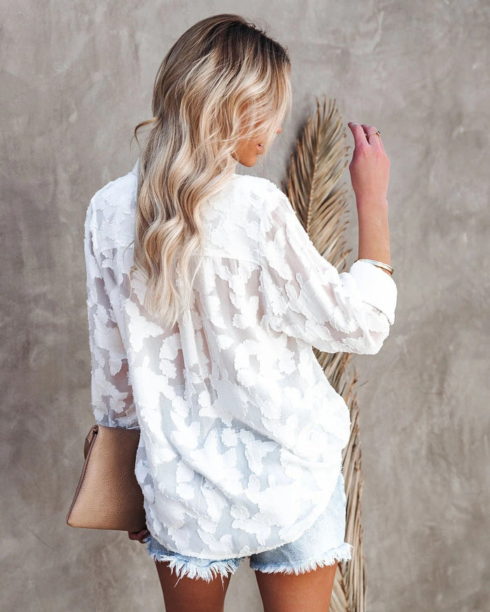 Élégante blouse transparente à imprimé floral pour femmes - tenue décontractée légère et élégante en blanc
