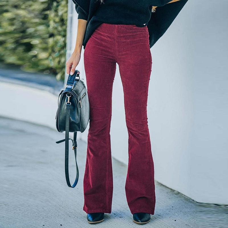 Élégant pantalon en velours côtelé évasé pour femmes, avec une coupe flatteuse grâce à son élasticité.