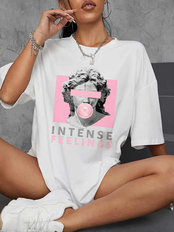 T-shirt graphique élégant avec le texte accrocheur "sentiments intenses" pour un look fort