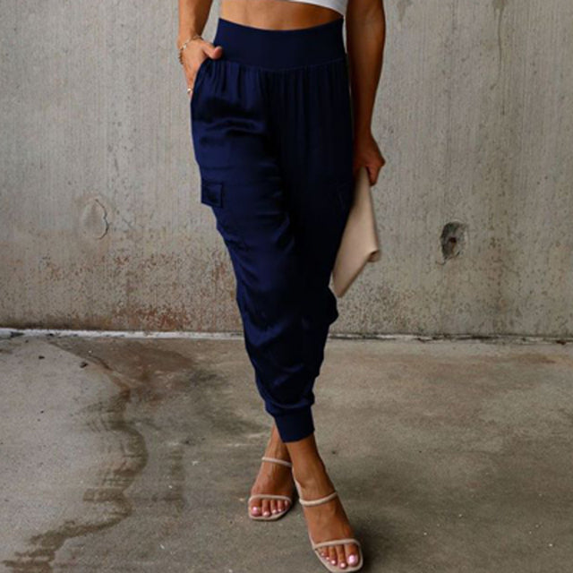 Élégant pantalon cargo pour femme à l'aspect satiné - style décontracté confortable avec taille élastiquée et poches pratiques à porter tous les jours