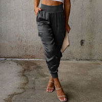 Élégant pantalon cargo pour femme à l'aspect satiné - style décontracté confortable avec taille élastiquée et poches pratiques à porter tous les jours