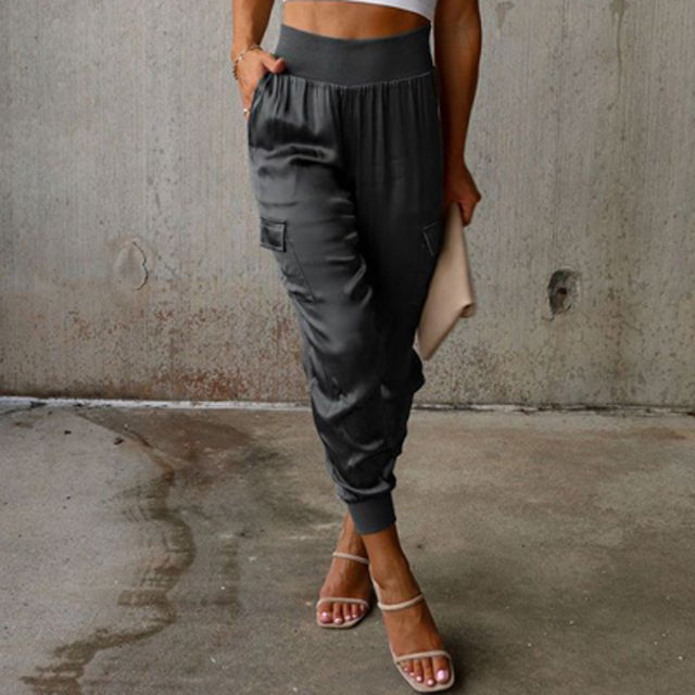 Élégant pantalon cargo pour femme à l'aspect satiné - style décontracté confortable avec taille élastiquée et poches pratiques à porter tous les jours