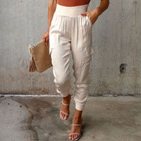 Élégant pantalon cargo pour femme à l'aspect satiné - style décontracté confortable avec taille élastiquée et poches pratiques à porter tous les jours
