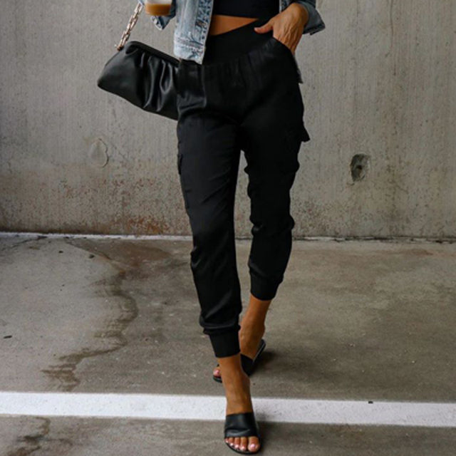 Élégant pantalon cargo pour femme à l'aspect satiné - style décontracté confortable avec taille élastiquée et poches pratiques à porter tous les jours