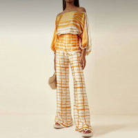 Luxueux ensemble 2 pièces en satin, composé d'un élégant haut à épaules découvertes et d'un pantalon à jambes larges pour un look élégant