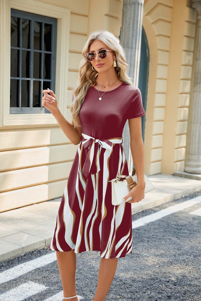 Robe pour femmes - Manches courtes - Col rond - Ceinture à la taille - Jupe fluide mi-mollet