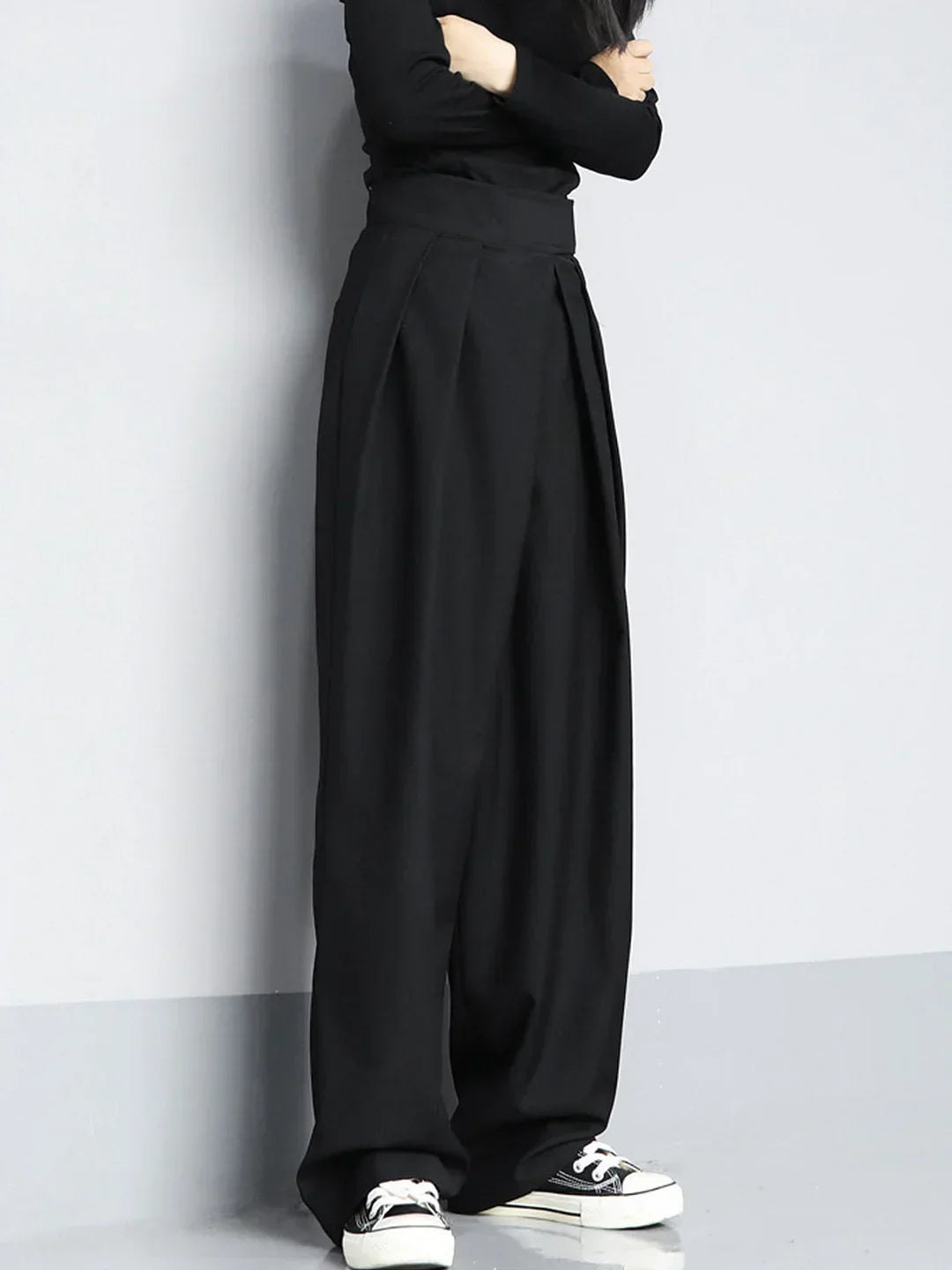 Pantalon noir polyvalent à jambes larges pour femmes, avec des plis élégants pour un look chic et décontracté