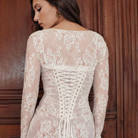 Robe longue élégante avec cordon sophistiqué et détails en dentelle - Ariella
